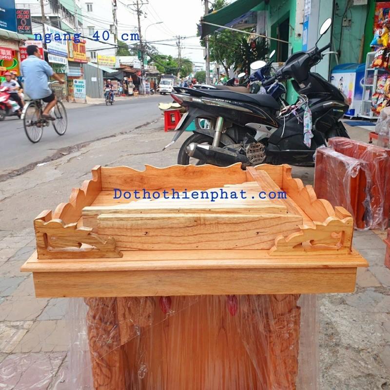 Bàn thờ treo tường gỗ xoan rất đẹp ngang 40 cm gồm 1 bộ ke đế