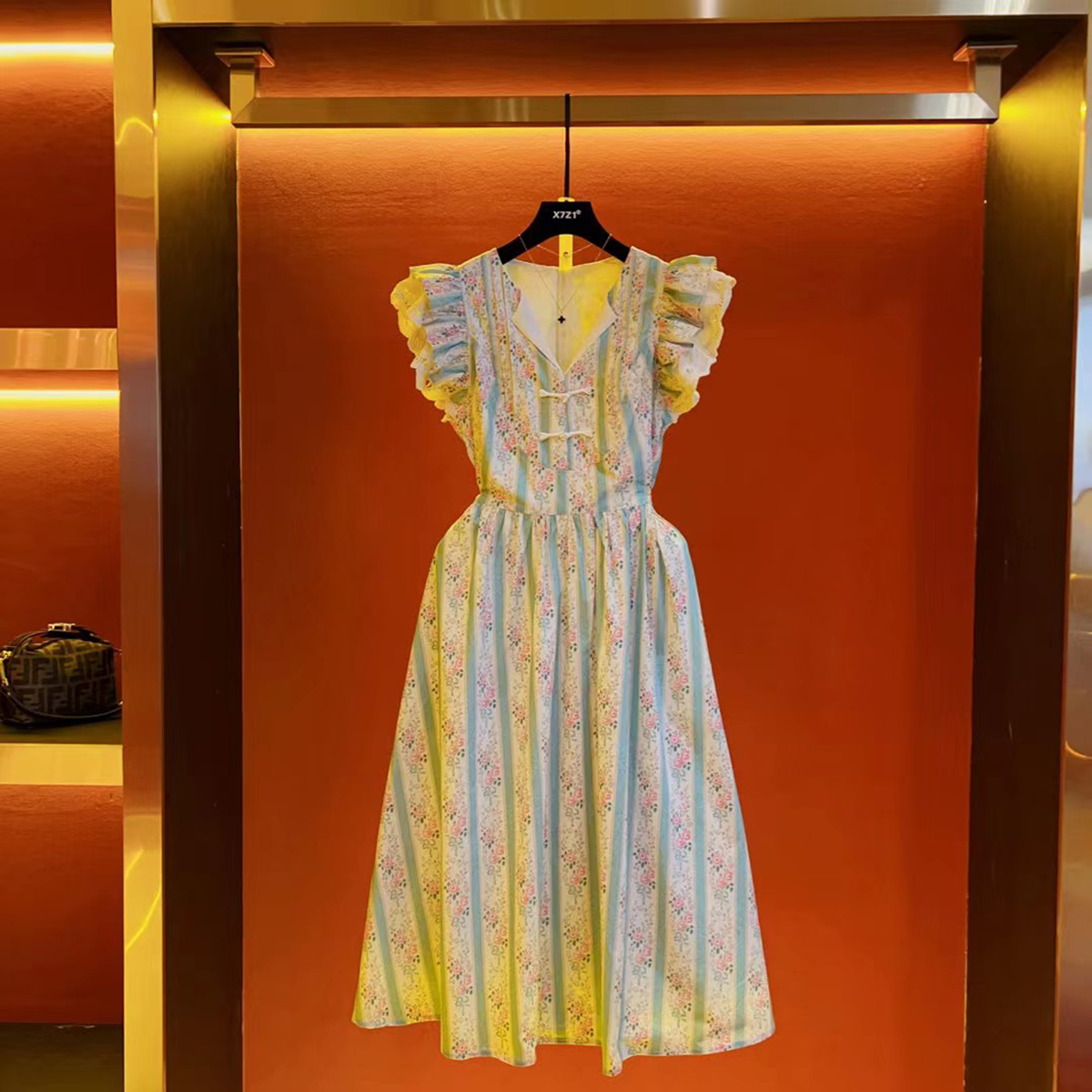 DONGSHOP X7Z1 Mùa hè Pháp Vintage cung đình gió không tay đầm ins đơn giản hoa nhỏ sọc lá sen viền nhỏ bay tay áo