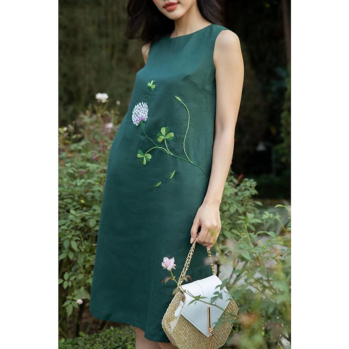 Đầm suông sát nách thêu hoa mặc tết rực rỡ sắc xuân, chất vải Linen Tưng Premium mềm mát sang trọng - Xanh lá