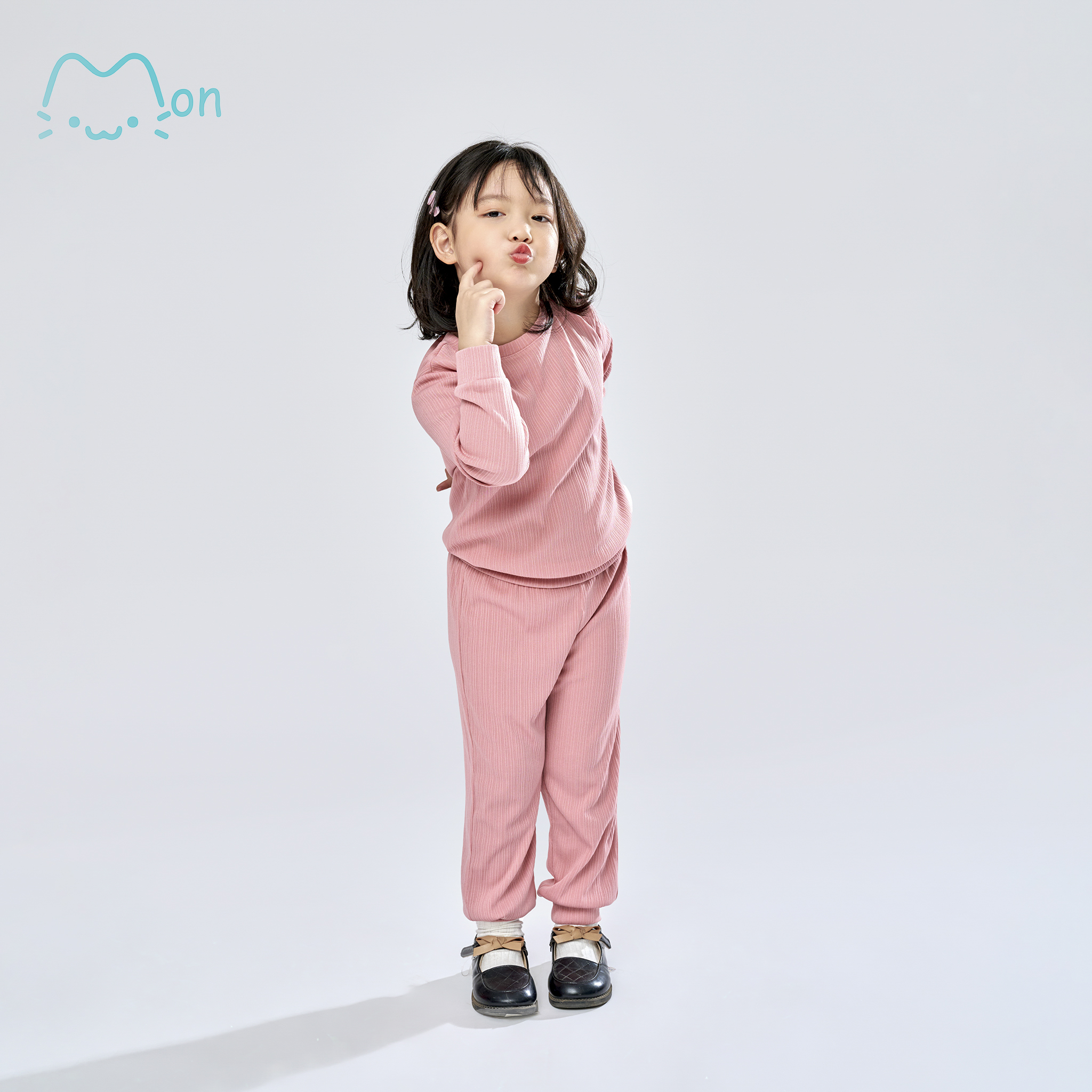 Bộ mặc nhà bé gái dài tay, bộ nỉ bé gái chất liệu thun gân, bo đũa mềm mịn, thoáng mát MonBabies BMNGL22W021