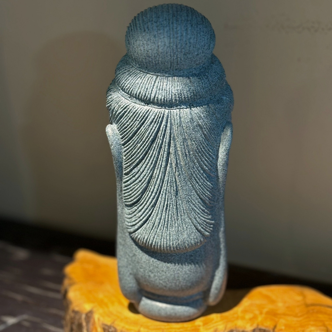 Tượng Phật trang trí kèm đế gỗ tự nhiên - Chất liệu bột đá - Bazango - Trang trí nhà