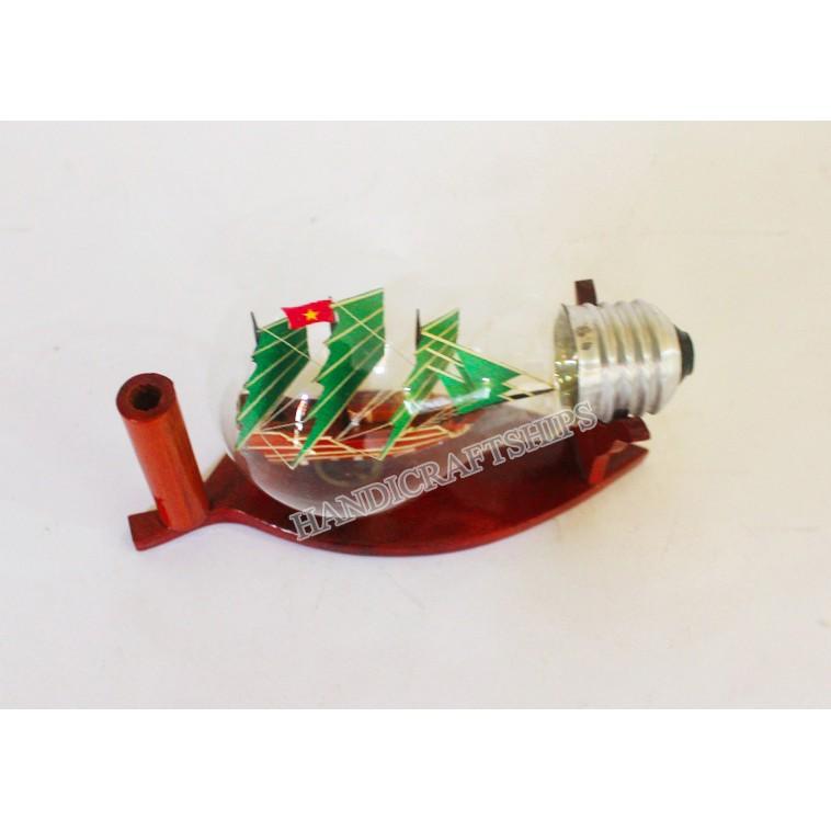 Thuyền buồm gỗ Hạ Long trong bóng đèn