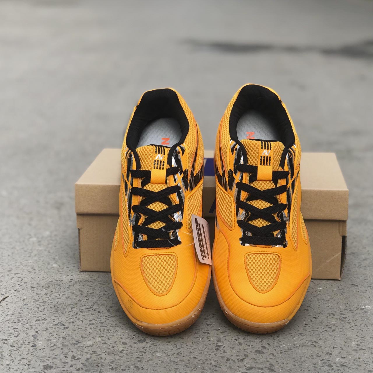 Giày cầu lông NGK- Akira màu vàng - hàng phân phối công ty