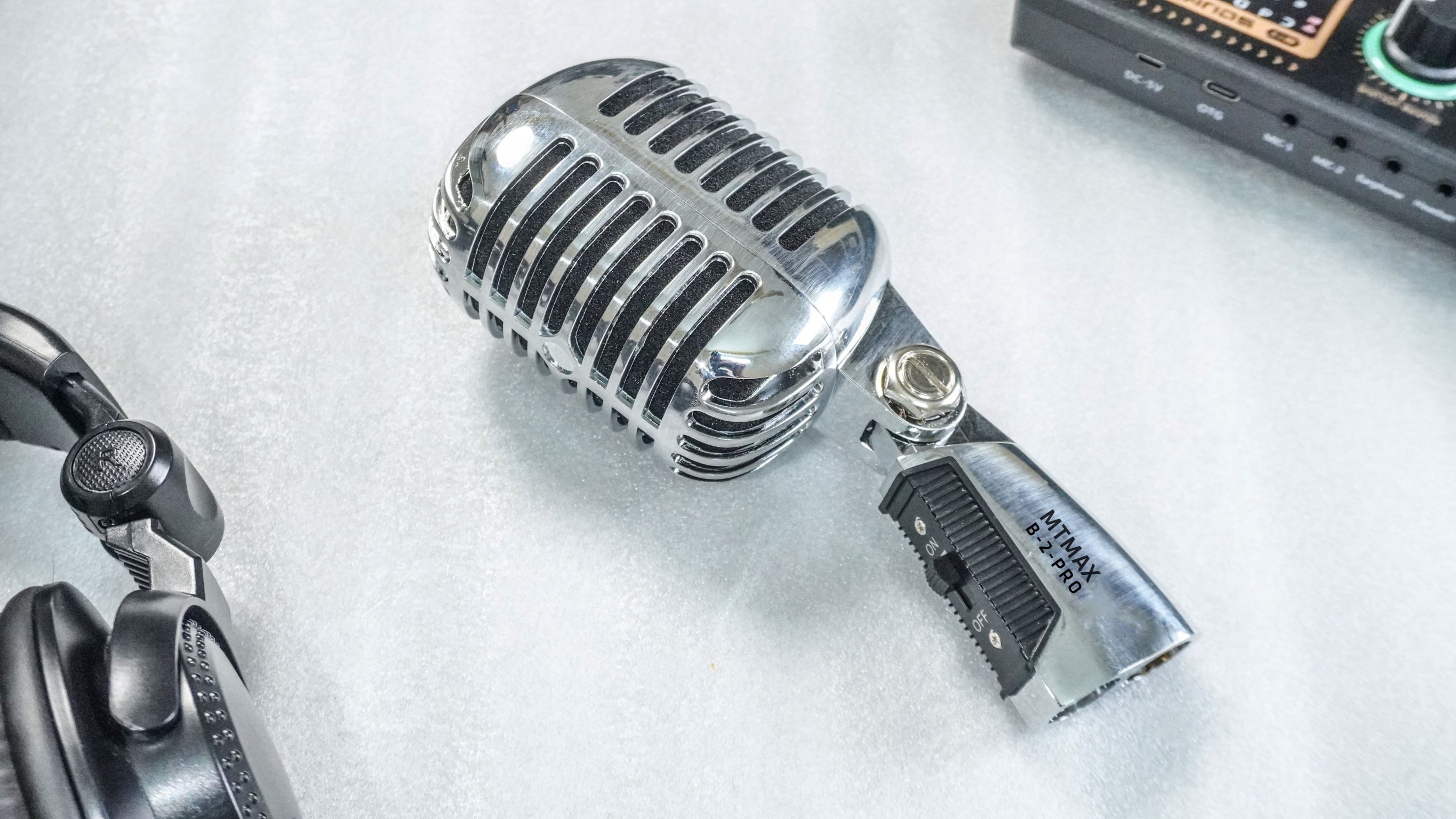 Micro MTMax B2-Pro - Micro karaoke sân khấu phong cách vintage  - Mic dây chuyên dùng cho phòng trà, karaoke, livestream, thu âm chuyên nghiệp - Quay video, MV ca nhạc - Kết nối hầu hết các thiết bị âm thanh - Dynamic microphone - Hàng nhập khẩu