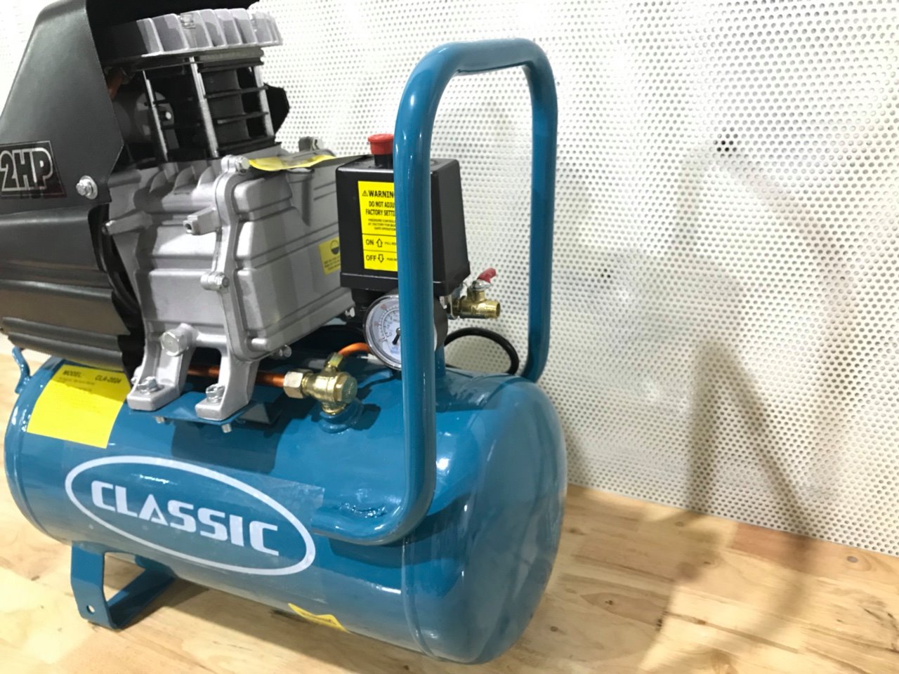 Máy nén khí có dầu đầu liền 2HP Classic CLA-2024
