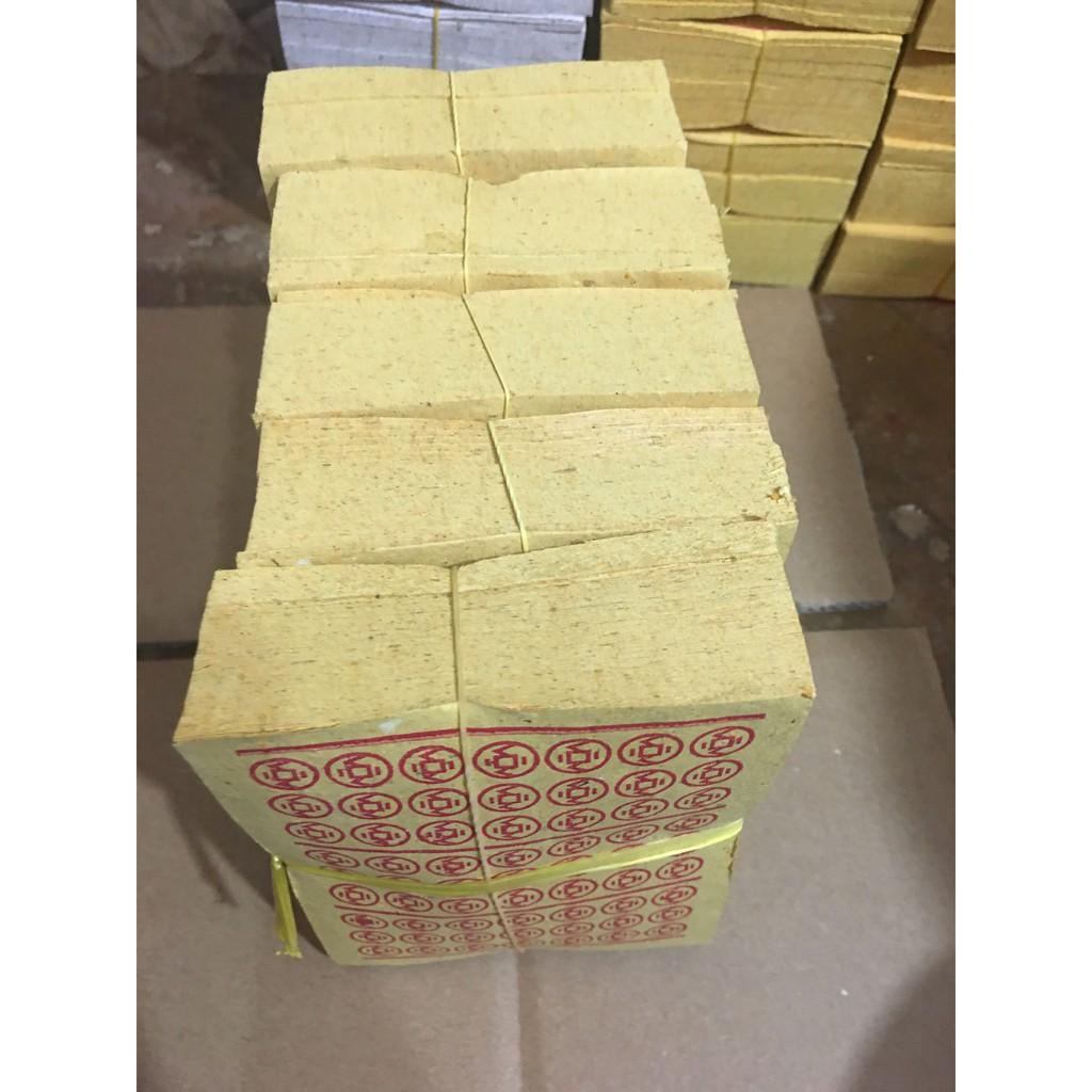 Một xấp giấy tiền vàng trong thờ cúng