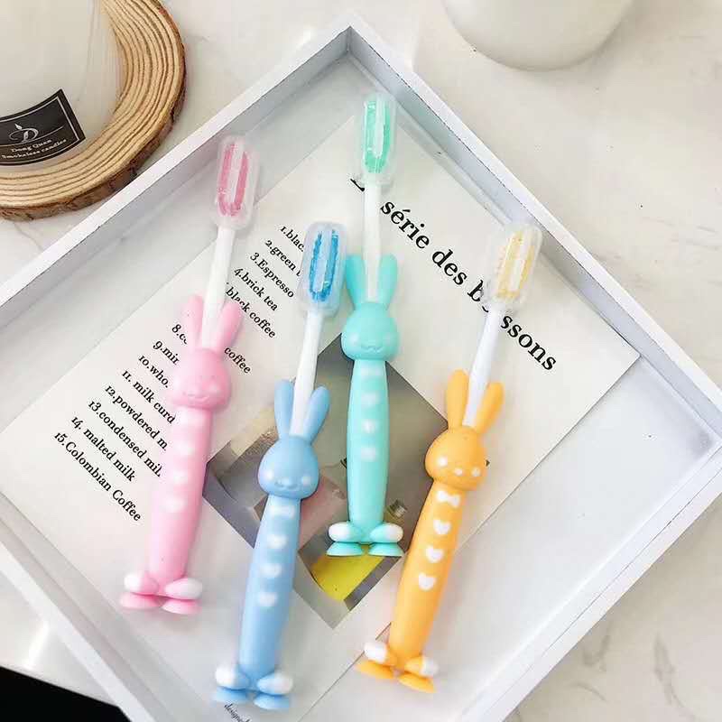 Set 4 bàn chải đánh răng hình thú  có nắp chắn rất vệ sinh cho bé  dưới 10 tuổi có đế hít ,lông bàn chải mềm không làm đau xước hàm nướu của bé ,đầu thuôn tròn dễ dàng đưa vào khoang miệng của bé giúp việc vệ sinh răng miệng cho bé đạt hiệu quả và an toàn