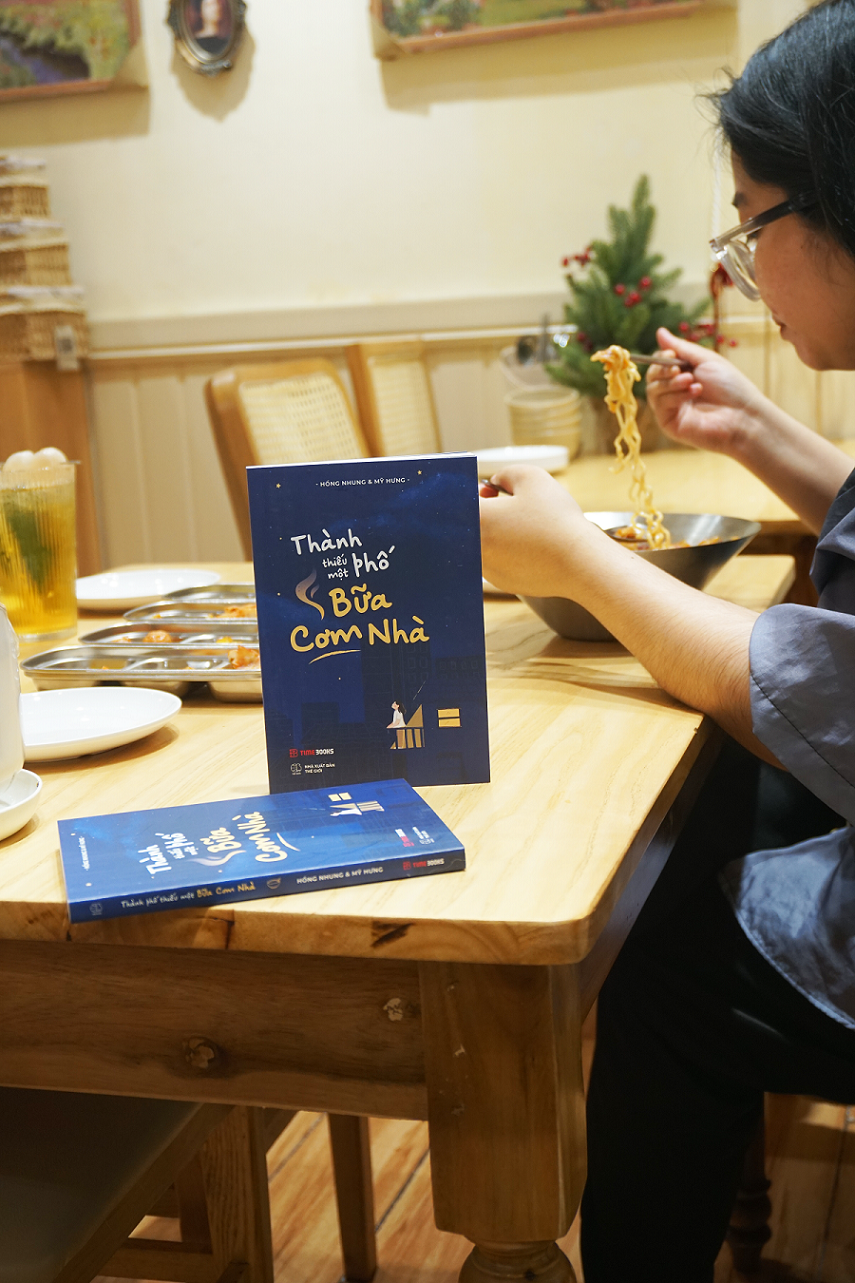 Sách Thành Phố Thiếu Một Bữa Cơm Nhà - Hồng Nhung &amp; Mỹ Hưng