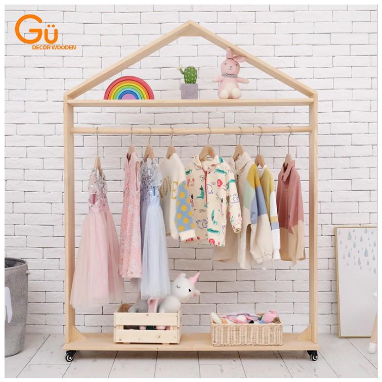 Kệ gỗ treo đồ Kệ treo quần áo shop trẻ em  giá treo quần áo có bánh xe trang trí shop thời trang