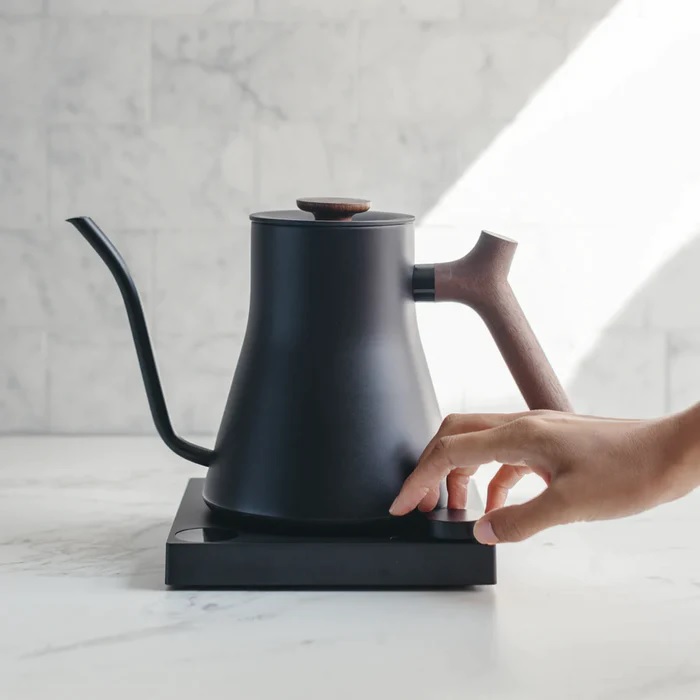 Ấm rót nước điện Fellow Stagg EKG  0.9L | Thép không gỉ | Đun sôi tức thời | Màu Matte Black Tay Cầm Gỗ Walnut - [ Hàng chính hãng ]