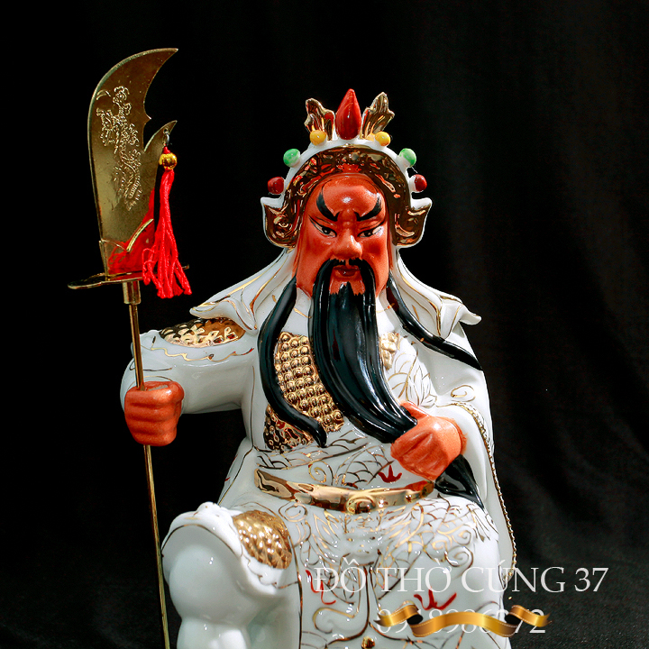 TƯỢNG QUAN CÔNG MEN SỨ ÁO TRẮNG