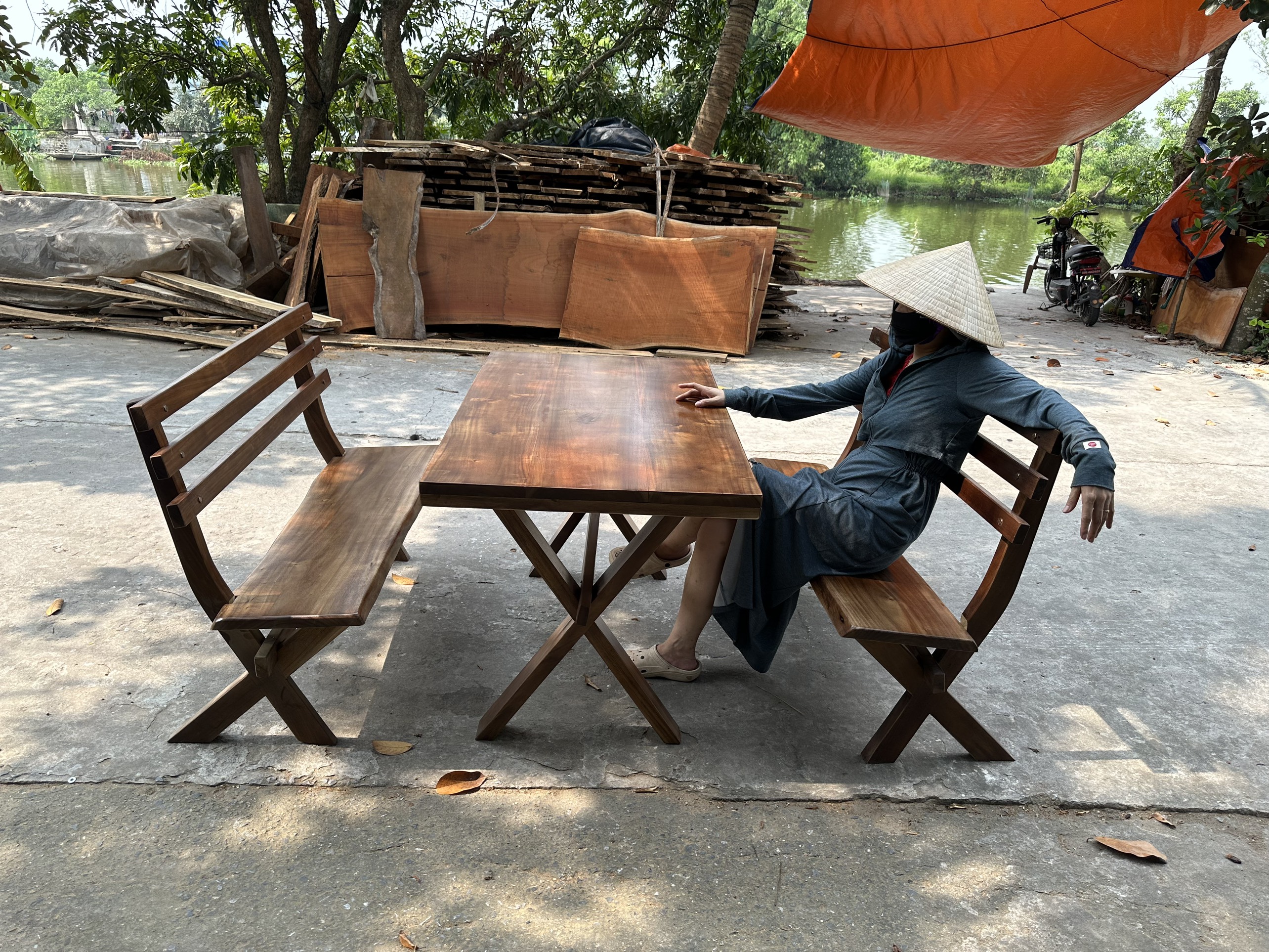 Bộ bàn ghế sân vườn gỗ tự nhiên 1 bàn 2 ghế băng có tựa lưng