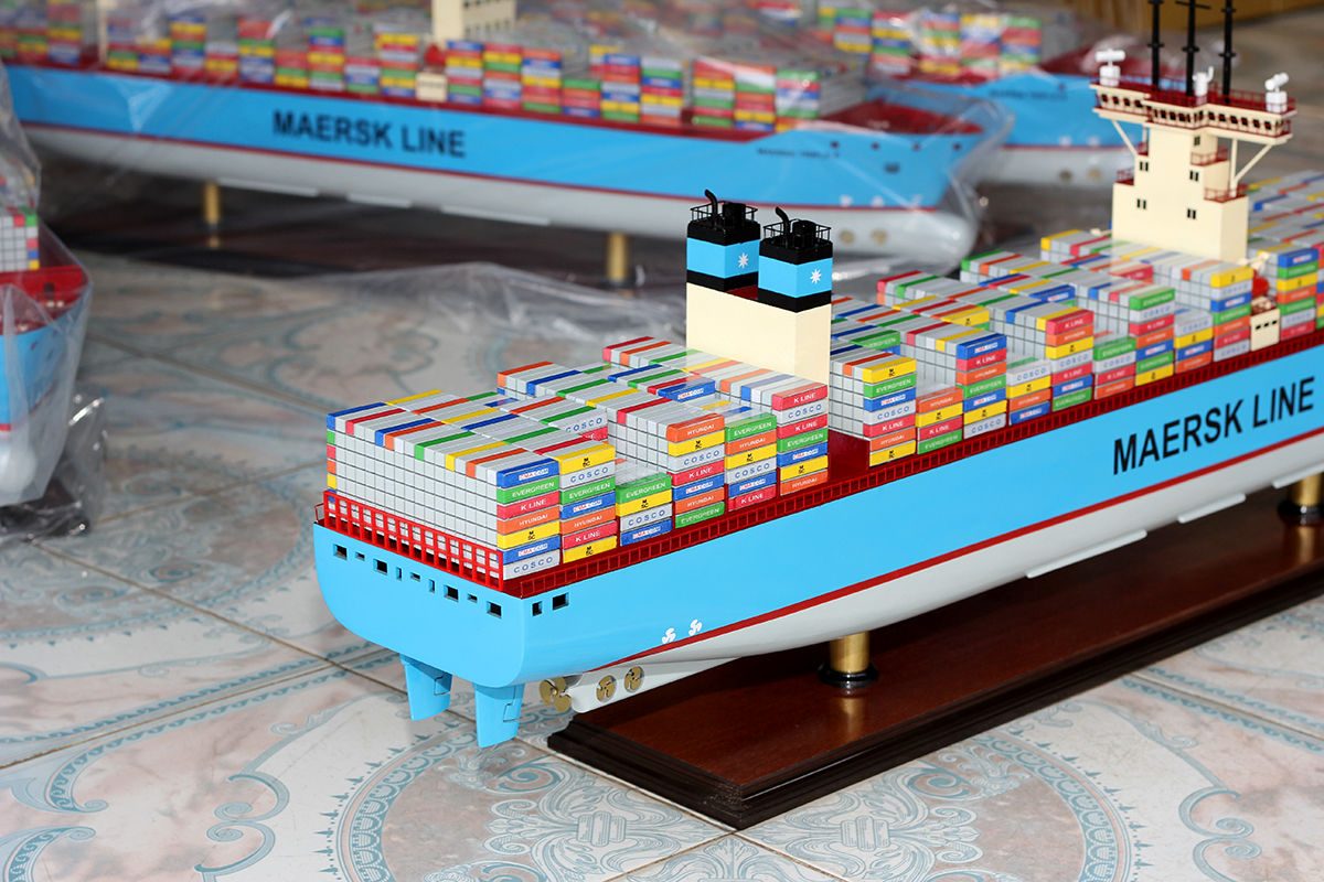 Mô hình tàu container gỗ chở hàng vận tải Maersk dài 100cm