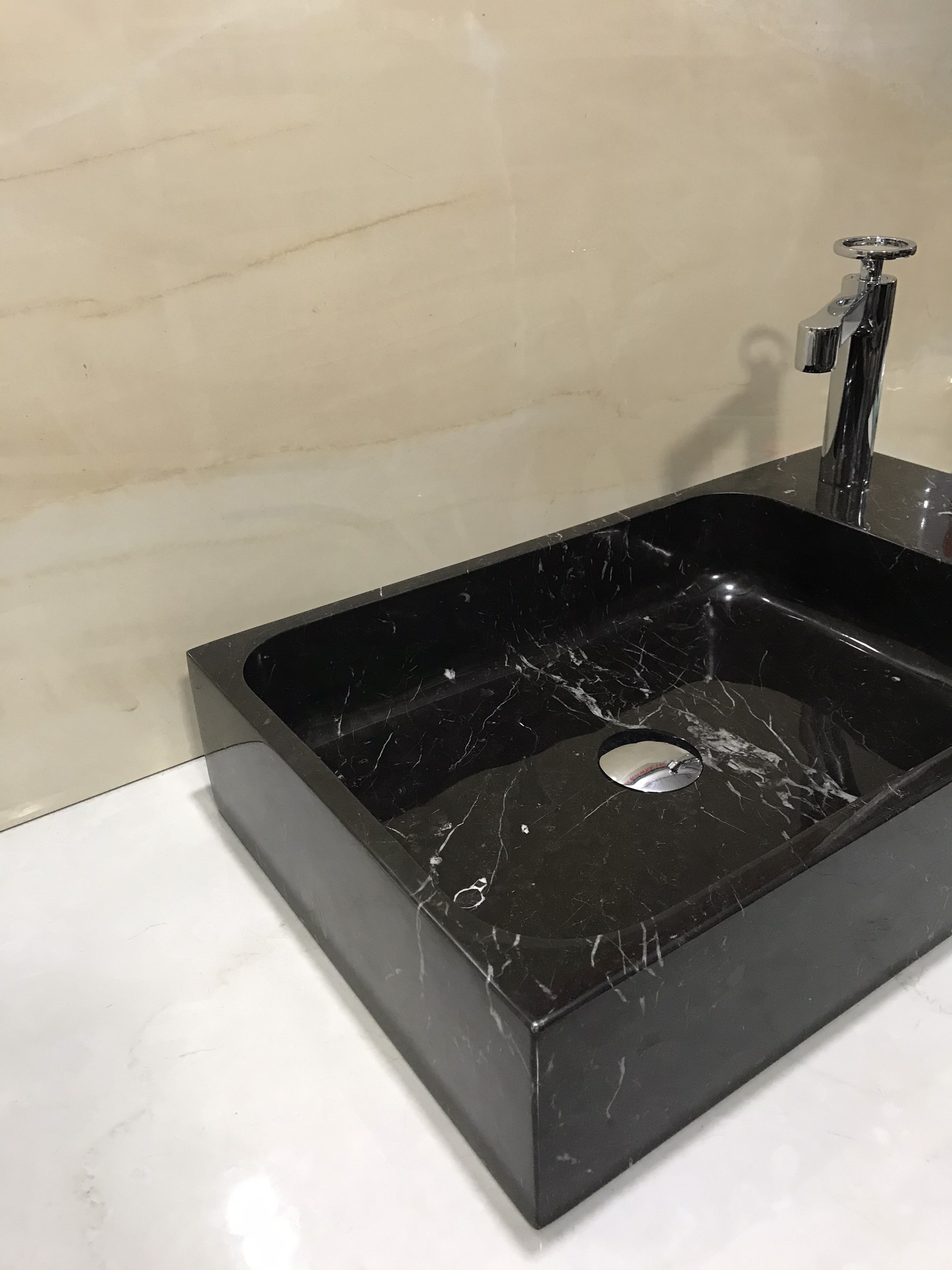 Chậu rửa mặt lavabo đá tự nhiên HCN khoét lỗ vòi góc đen ý ĐCN27