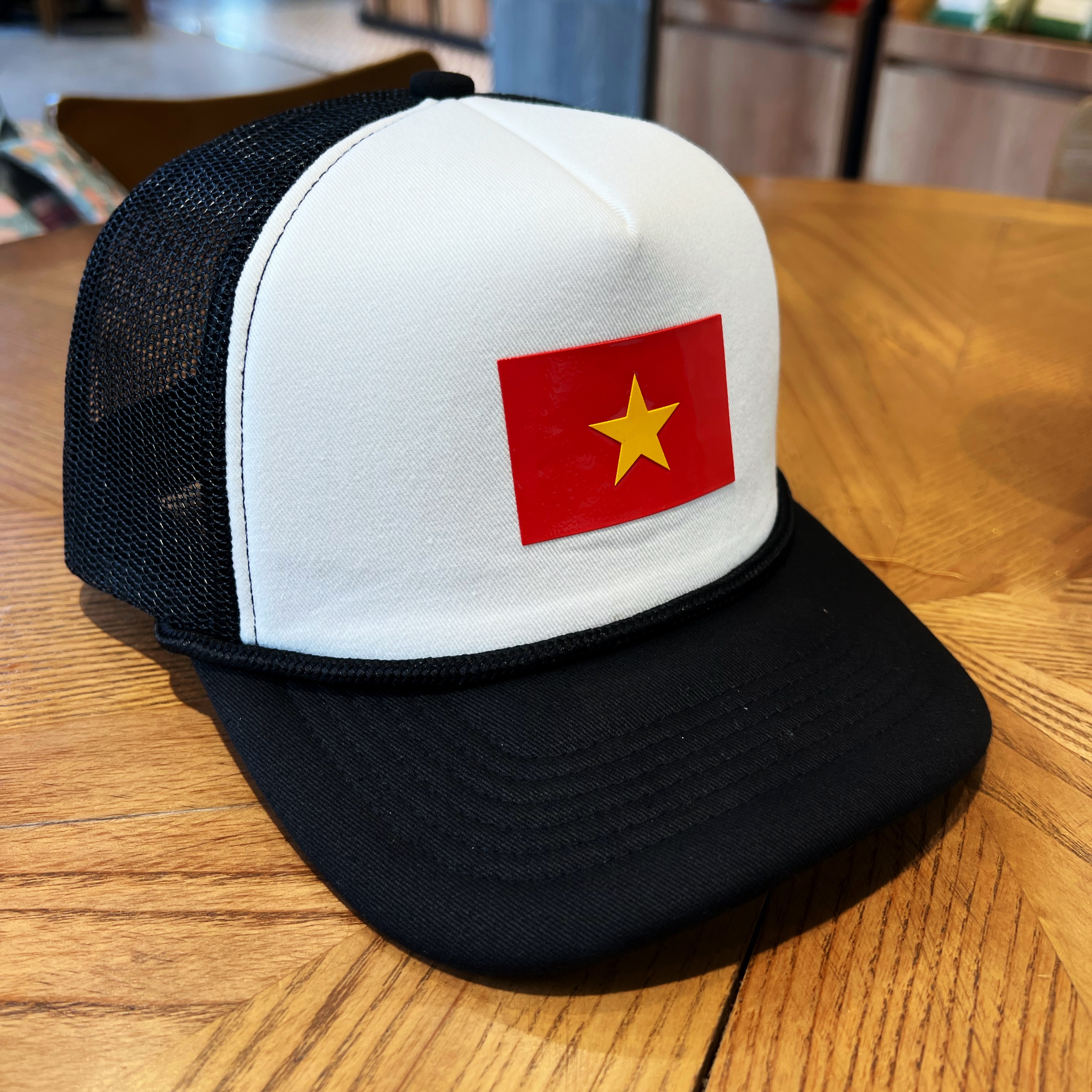 Nón Mút Foam Lưỡi Trai Vành Cong fom Trucker logo lá cờ Việt Nam chất liệu silicon nổi 3D LƯỚI  quai cài nút Brand One Hat - nón thuộc dòng gọn fom