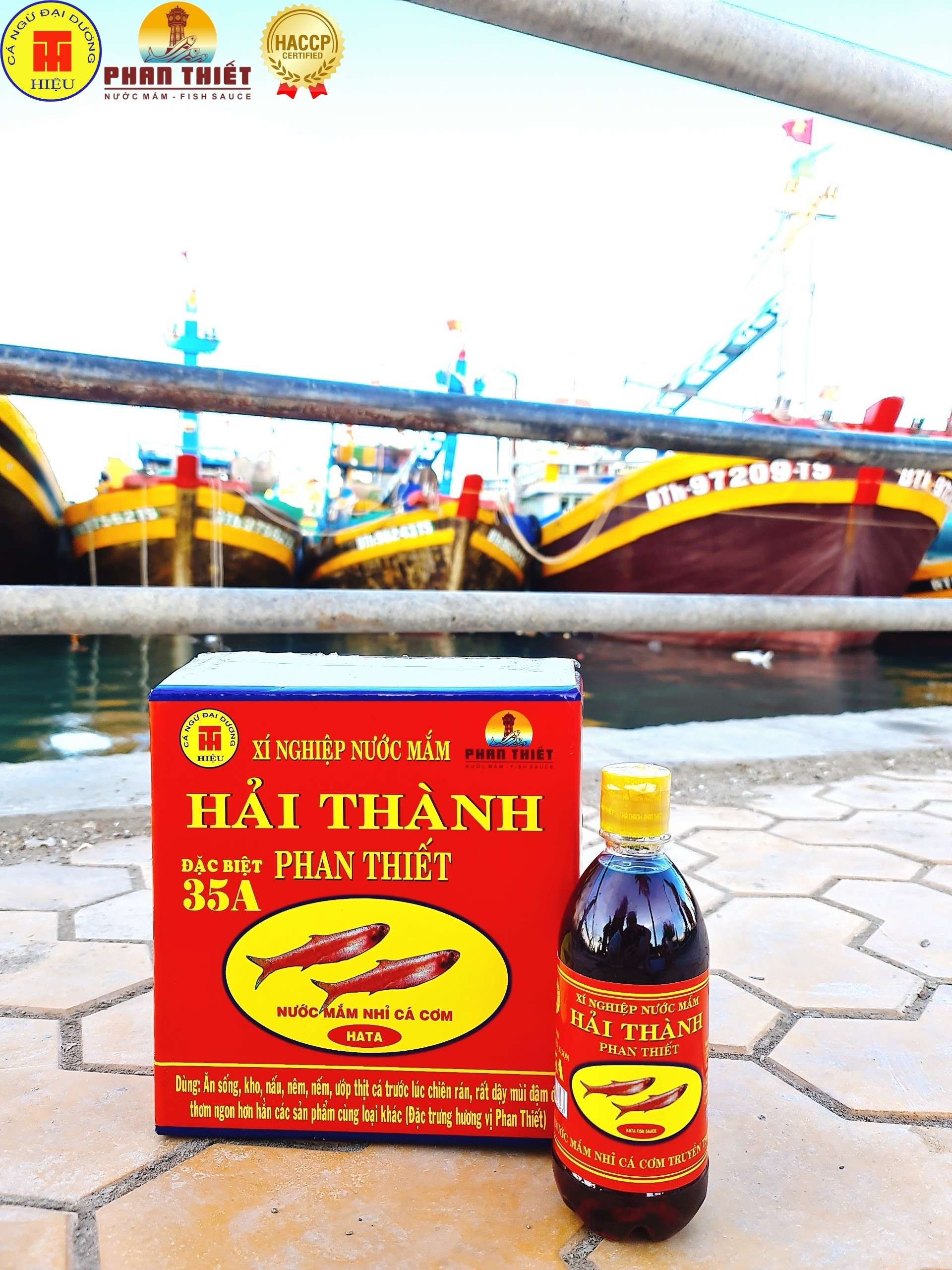 Nước Mắm Cá Cơm Truyền Thống Hải Thành Phan Thiết 35A Nước mắm cá cơm nguyên chất không Ure gây hại, chất bảo quản, cao đạm cá cơm thuần tự nhiên, ưa dùng khẩu vị người Việt. Sản phẩm đã được chứng nhận an toàn, tốt cho sức khỏe HACCP