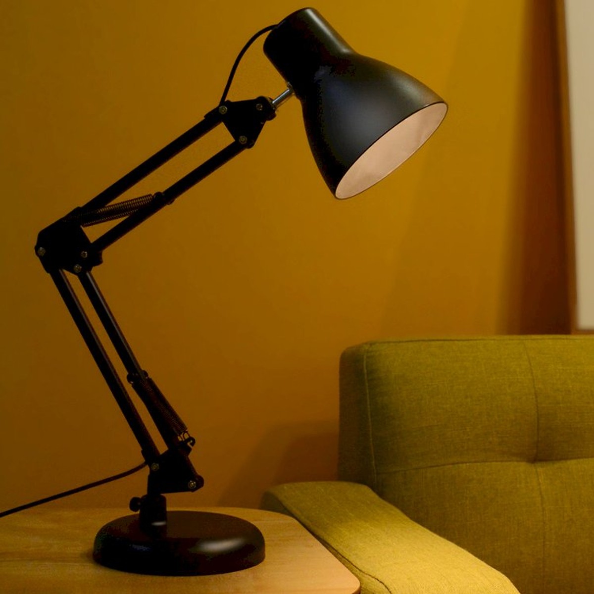 Đèn để bàn Black Cat bao gồm bóng LED chống lóa