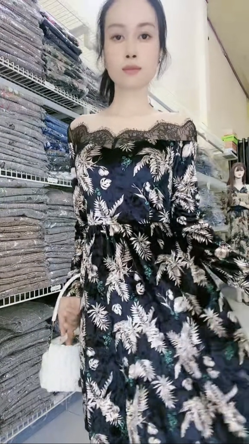 Đầm trễ vai cổ màu nude trùng màu da kín đáo họa tiết chiếc lá trẻ xinh khác biệt.