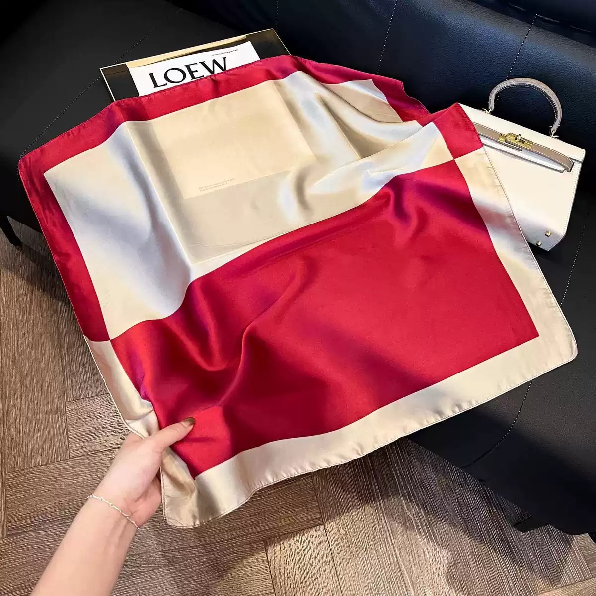 KHĂN QUÀNG CỔ LỤA HÌNH VUÔNG SANG TRỌNG THỜI TRANG MÃ 06