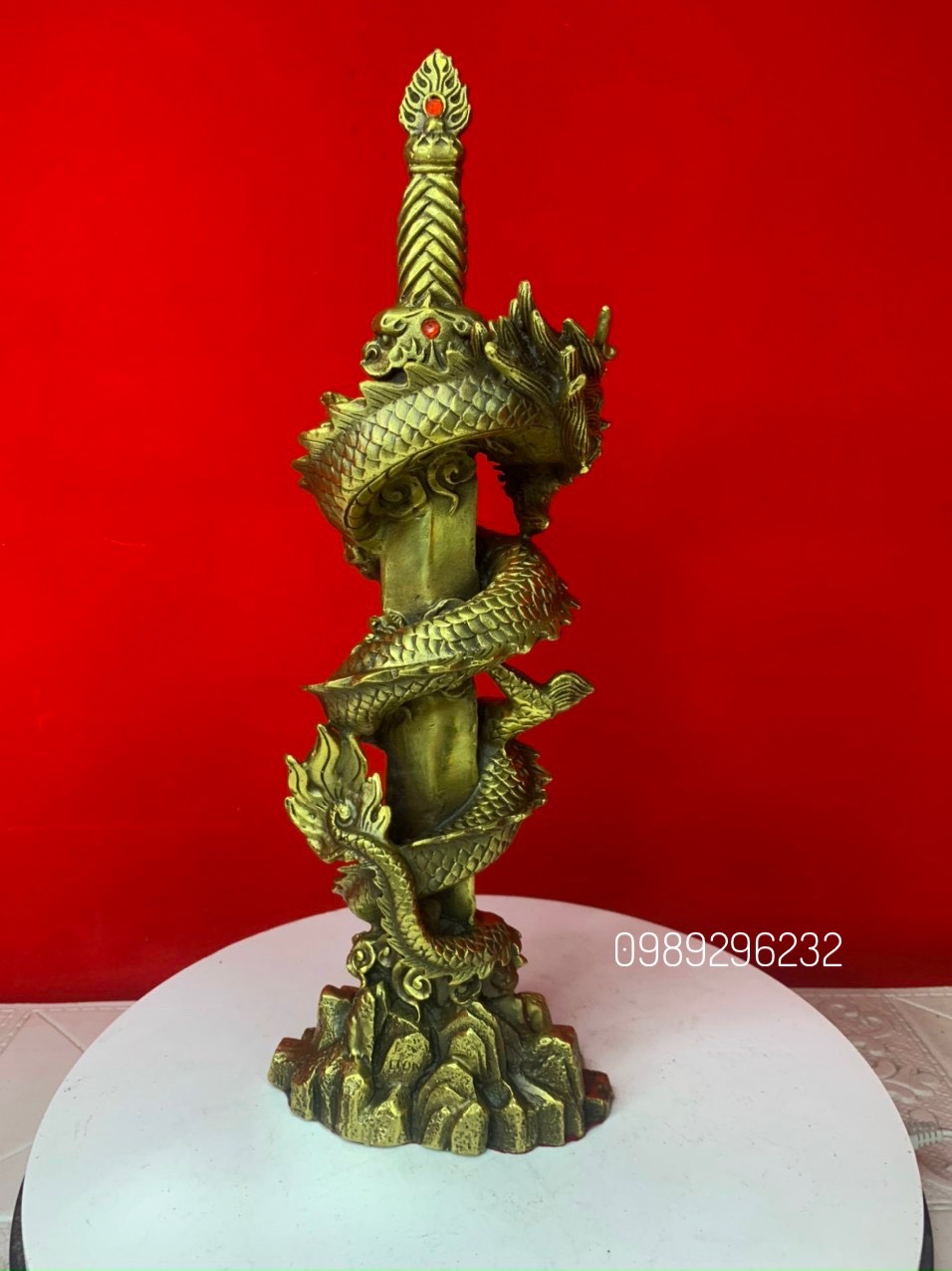 Rồng Cuộn Kiếm cắm bệ đá bằng đồng vàng - Rồng cuộn kiếm phong thủy