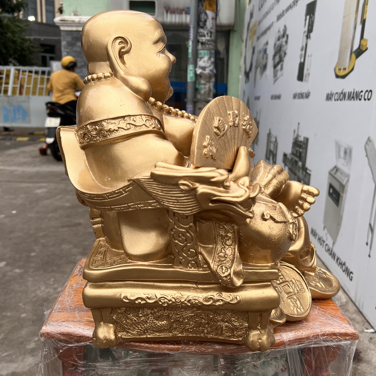 Tượng Di Lặc bột đá màu vàng đồng tay cầm quạt và thỏi vàng cao 37cm