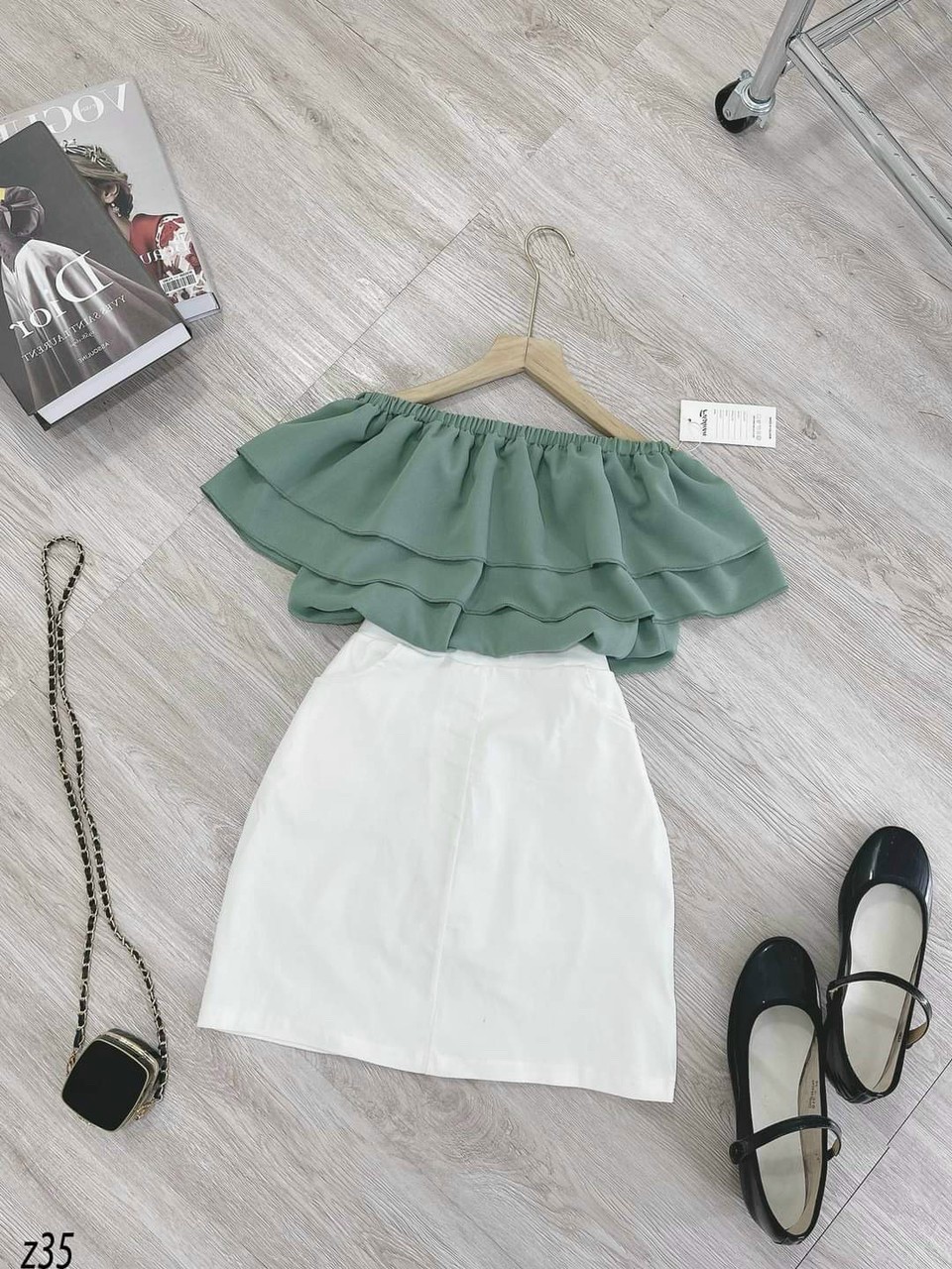 Set áo trễ vai và chân váy ngắn