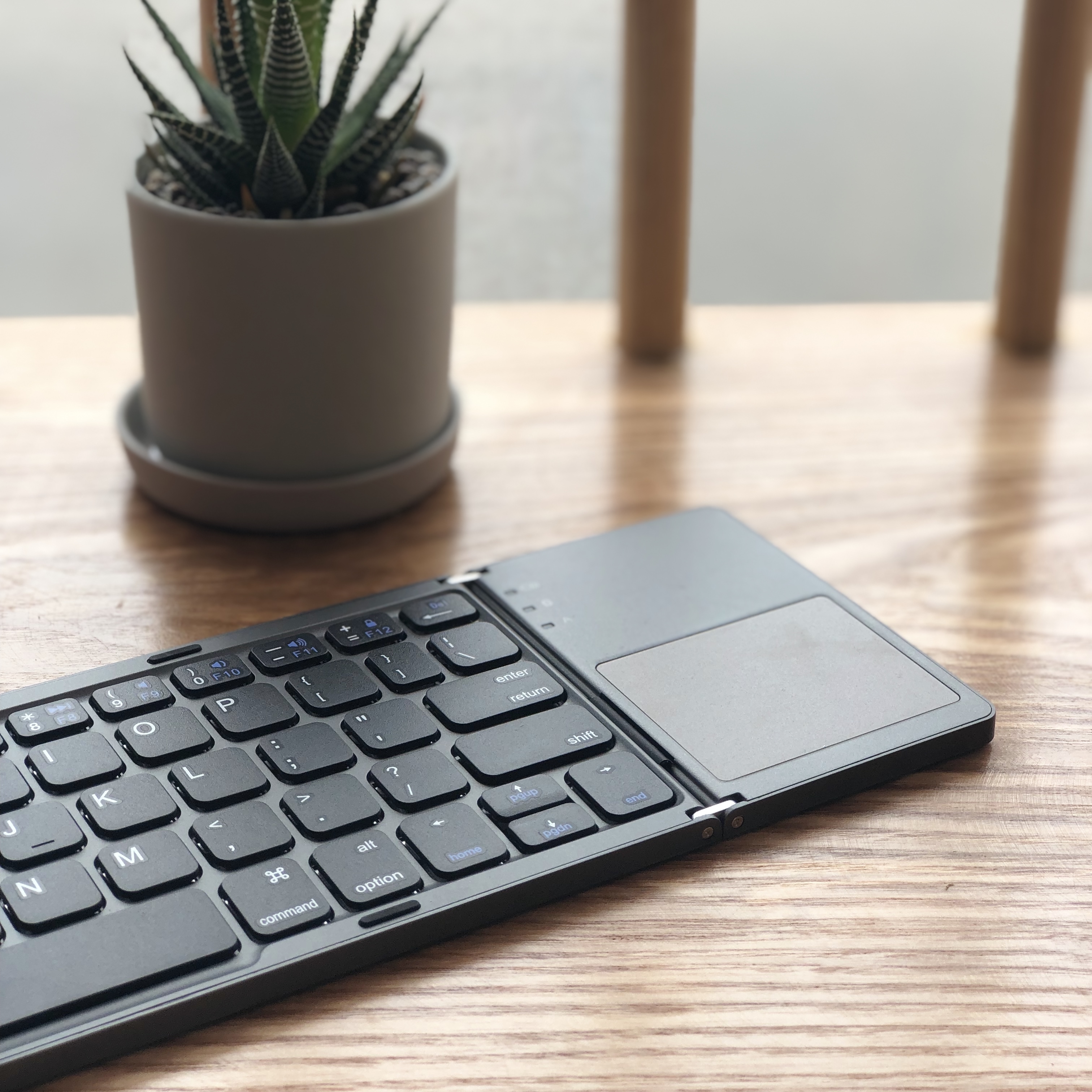 Bàn Phím Mini Keyboard Gập Gọn Bluetooth Kèm Touchpad