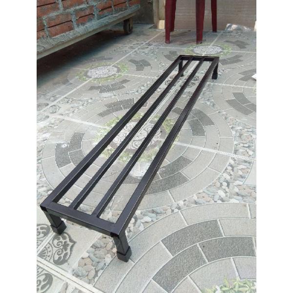 Kệ thép kê chậu cây. Dài 100cm. Rộng 20cm. Cao 10cm. 4 chân. 2 nan phụ. Hộp thép 2x2cm