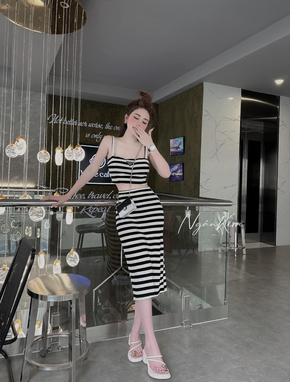 SET ĐI CHƠI, SET 2 MÓN ÁO CROPTOP 2S KẺ SỌC PHỐI CHÂN VÁY ÔM CỰC SANG