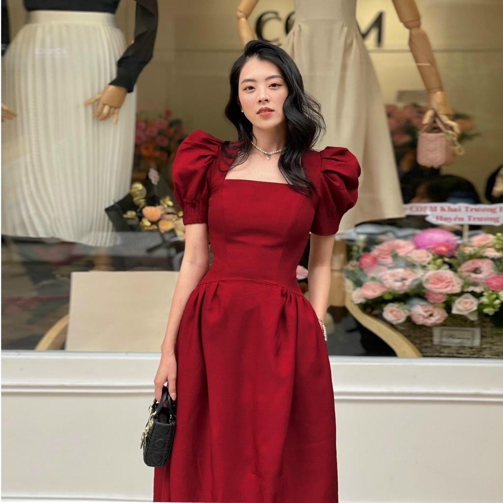 Đầm Xòe Tay Phồng Nhún Eo kiểu dáng đơn giản với điểm nhấn ở tay phồng và cổ tứ giác cách điệu,màu sắc đỏ đô tôn da. Đầm thích hợp cho chị em đi làm công sở,đi chơi,đi tiệc nhé.