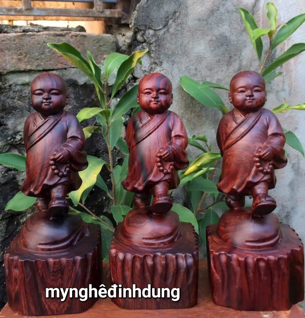 Tượng chú tiểu thong dong bằng gỗ trắc cao 20cm