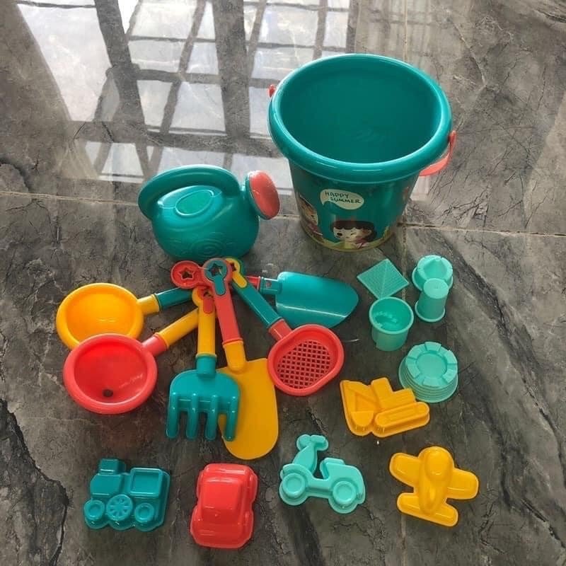 Đồ chơi đi biển xúc cát gồm bộ 14 chi tiết và bộ 18 chi tiết cho bé
