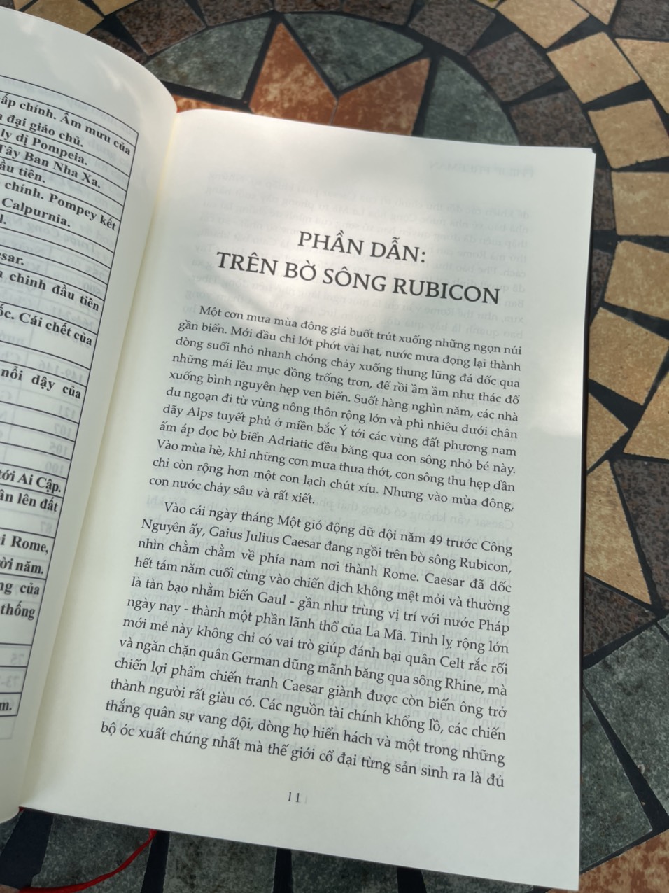 (Bìa cứng áo ôm) JULIUS CAESAR - Nhà độc tài huyền thoại của La Mã - Nguyễn Quang Huy dịch - Philip Freeman - Bách Việt Book - NXB Dân trí