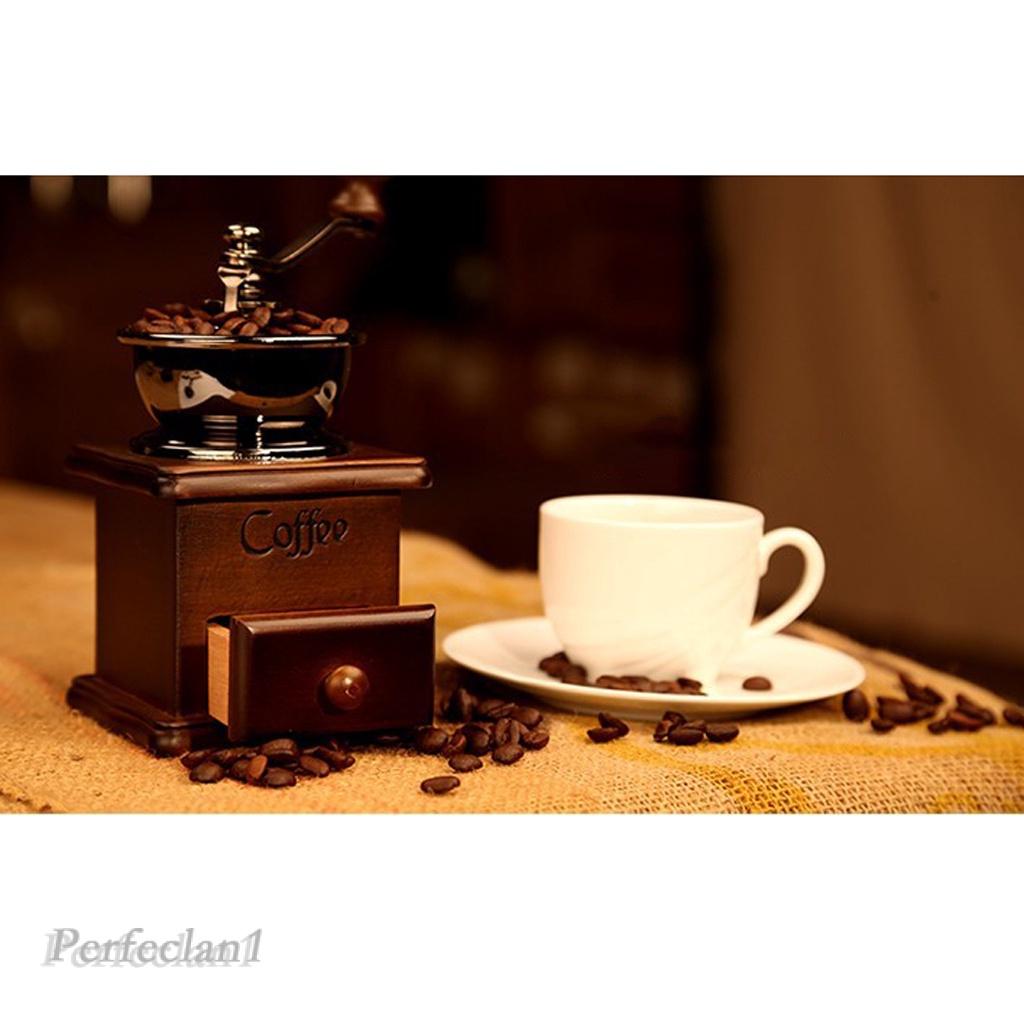 Hình ảnh Cối xay cà phê thủ công bằng gỗ phong cách cổ điển tiện lợi