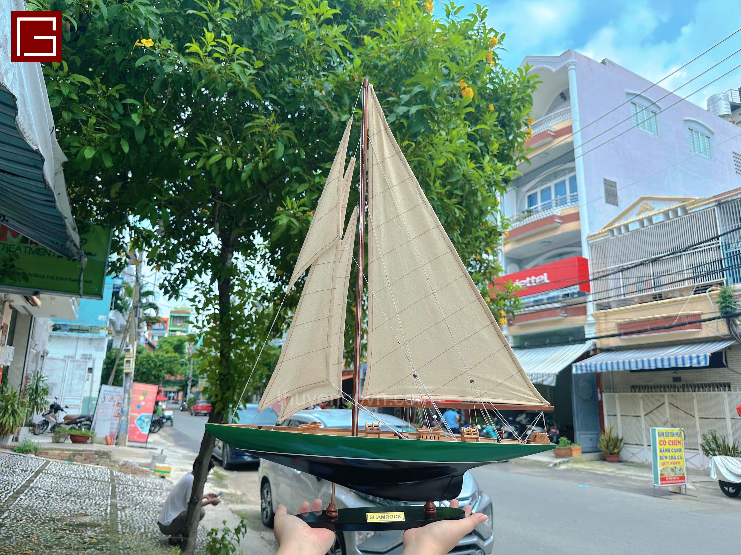 Mô hình thuyền gỗ phong thủy, thuyền buồm trang trí SHAMROCK PAINTED, thuyền gỗ trang trí hàng chính hãng