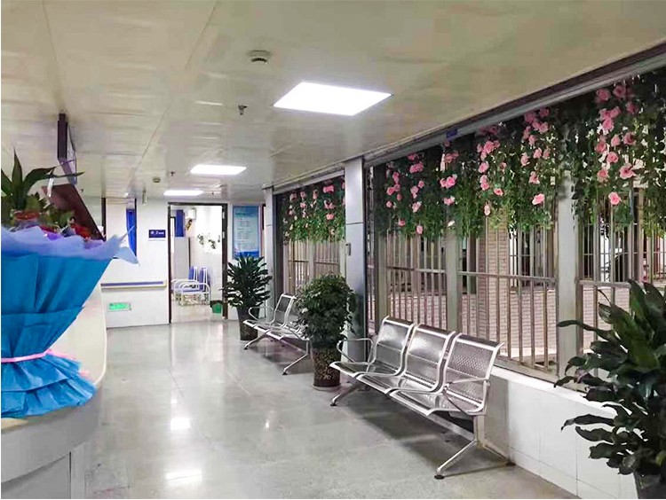 Chùm hoa hồng giả treo tường trang trí kèm giỏ mây
