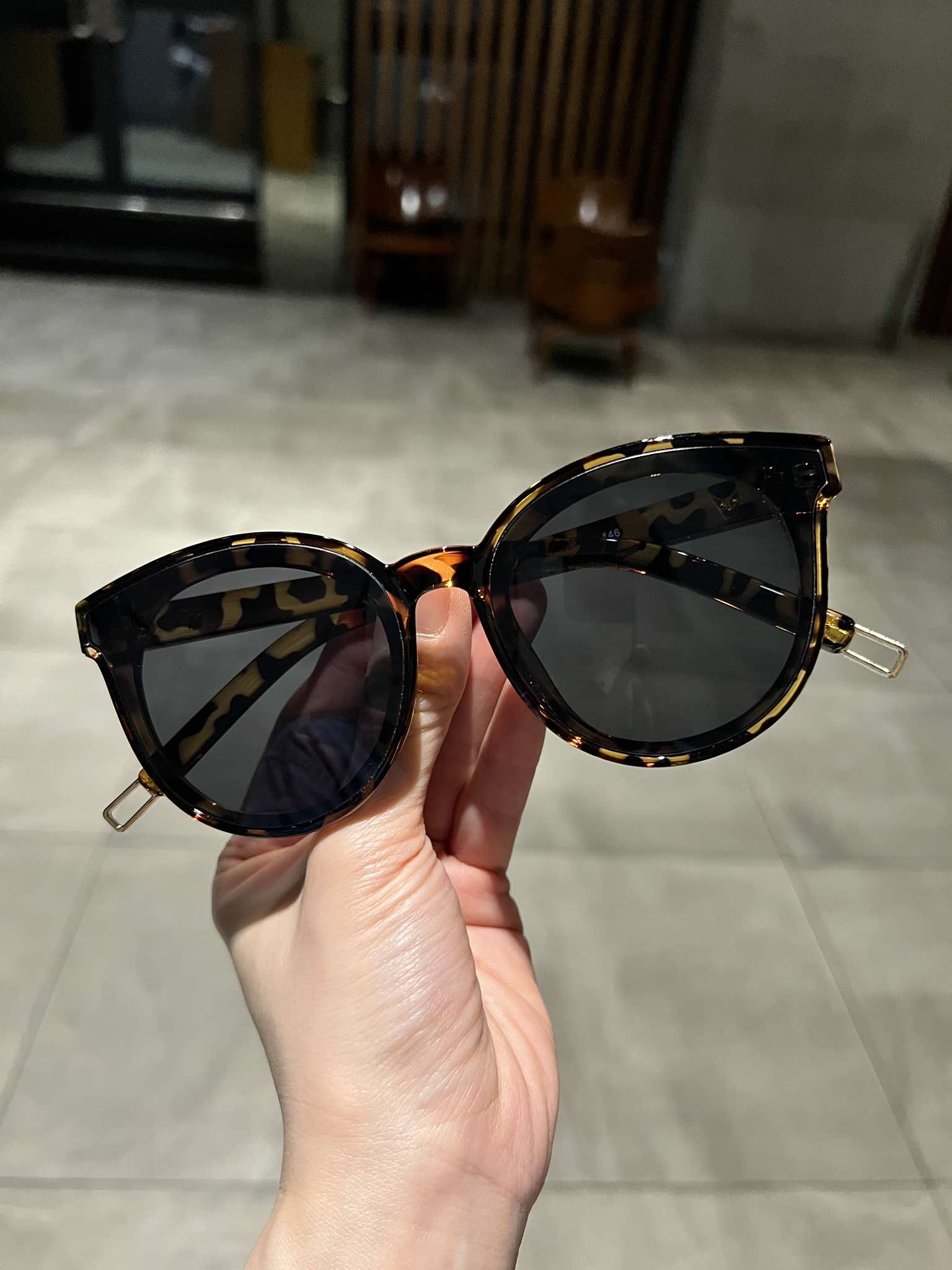 Kính râm Mắt tròn sành điệu màu Đồi Mồi