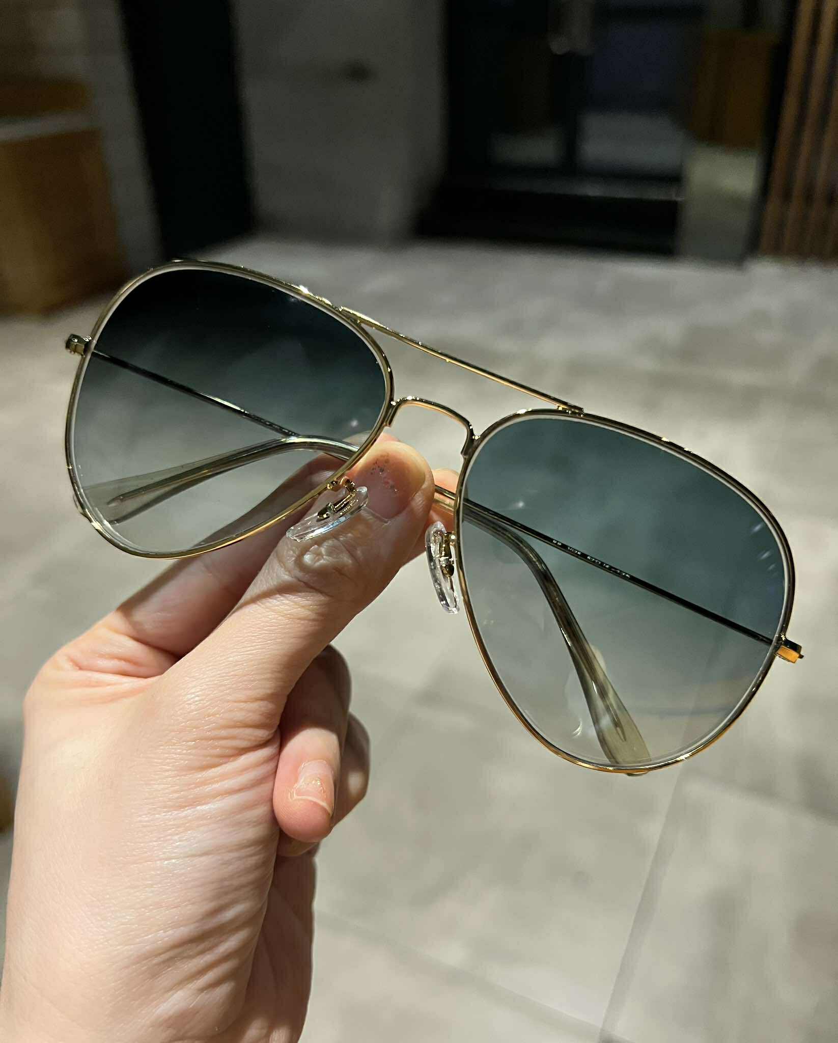 Kính râm màu xanh dáng phi công gọng kim loại