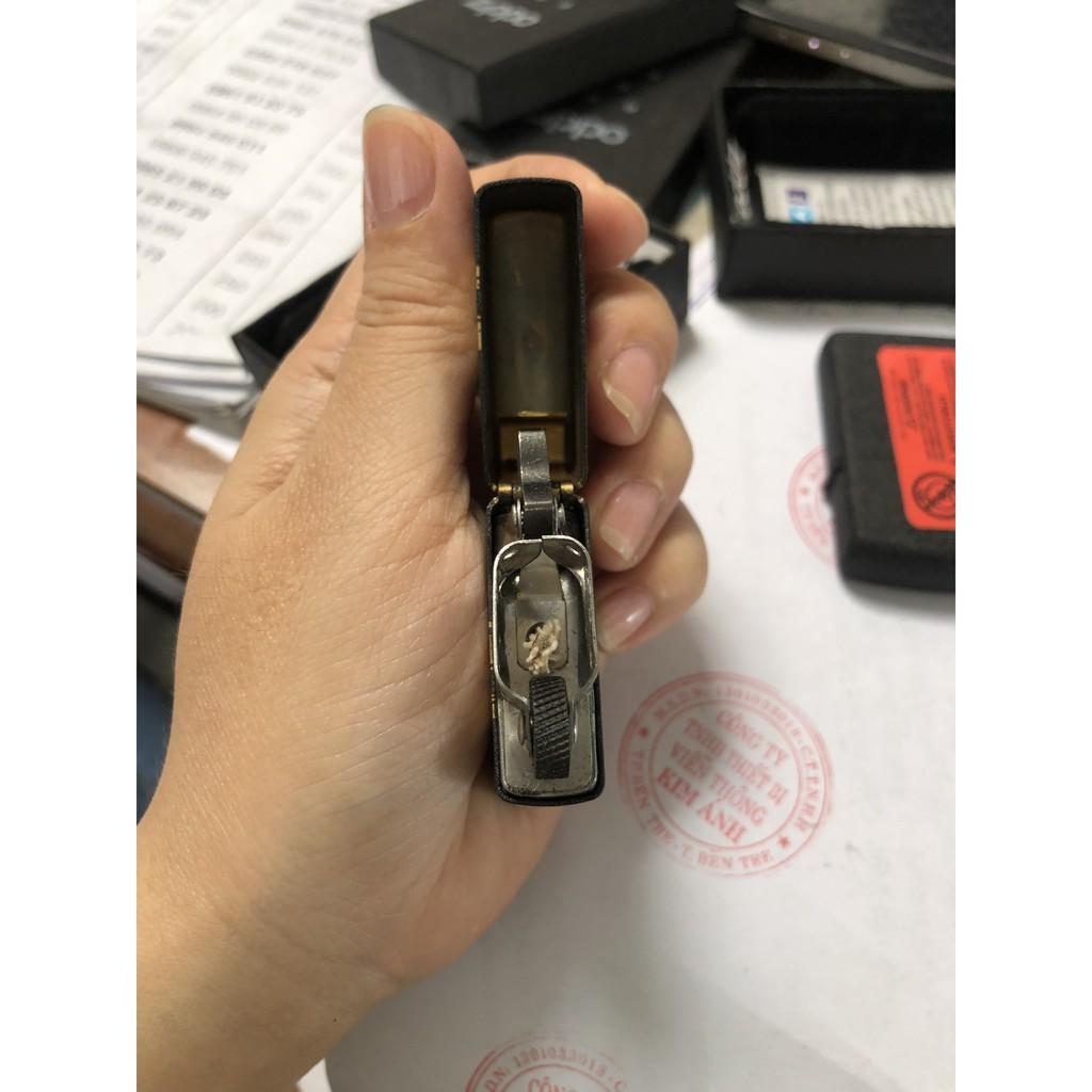 BẬT LỬA ZiIPPO MẪU ĐÔI MÈO TÌNH YÊU LOẠI ĐEN BỤI, Vỏ đồng có tem đỏ