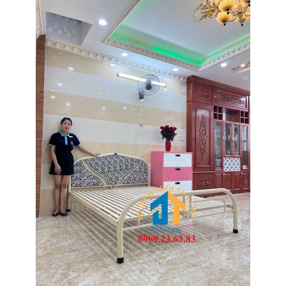 Giường sắt Đại Thành 1m8 x 2m màu xanh