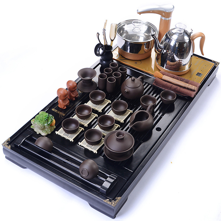 Bàn trà điện thông minh giá rẻ mẫu gỗ sồi sơn PU đen - Gồm đầy đủ bàn, bộ bếp pha trà, cùng ấm chén màu nâu đất.