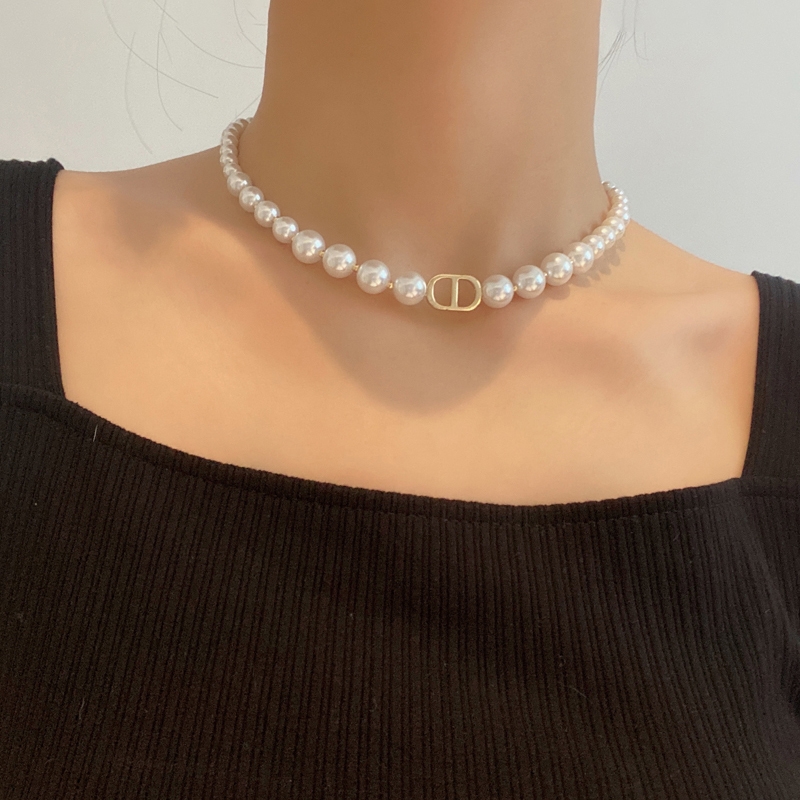 Vòng cổ chocker chuỗi ngọc chữ CD sang chảnh