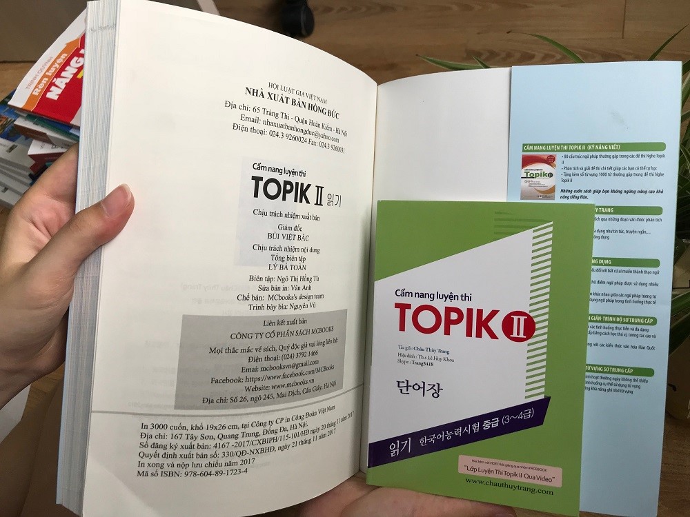 Cẩm Nang Luyện Thi Topik II(Tái Bản Gồm Bài Tập và Đáp Án)Tặng Kèm Sổ Tay Từ Vựng Luyện Thi Topik II VàTặng Kèm Video 6000 từ vựng tiếng Hàn Quốc thông dụng qua hình ảnh