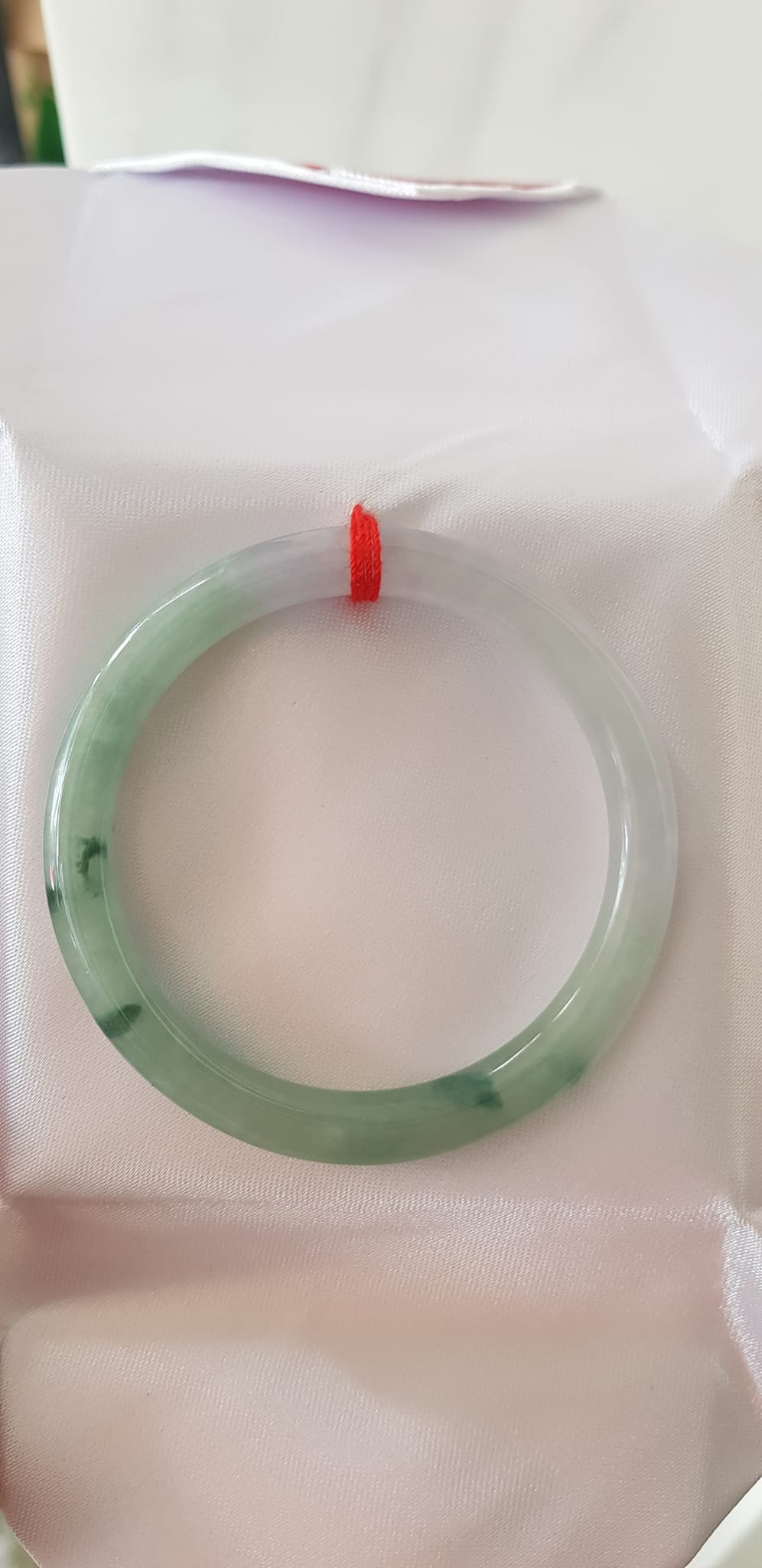 Vòng Cẩm Thạch tự nhiên A Sịn Đẹp 49mm x cọng 7mm Màu trắng bóng xanh rêu đẹp lạ sang vân đậm bóng ánh xíu tím nhẹ rất là đẹp sang Nữ 47kg - 51kg đeo đẹp ạ