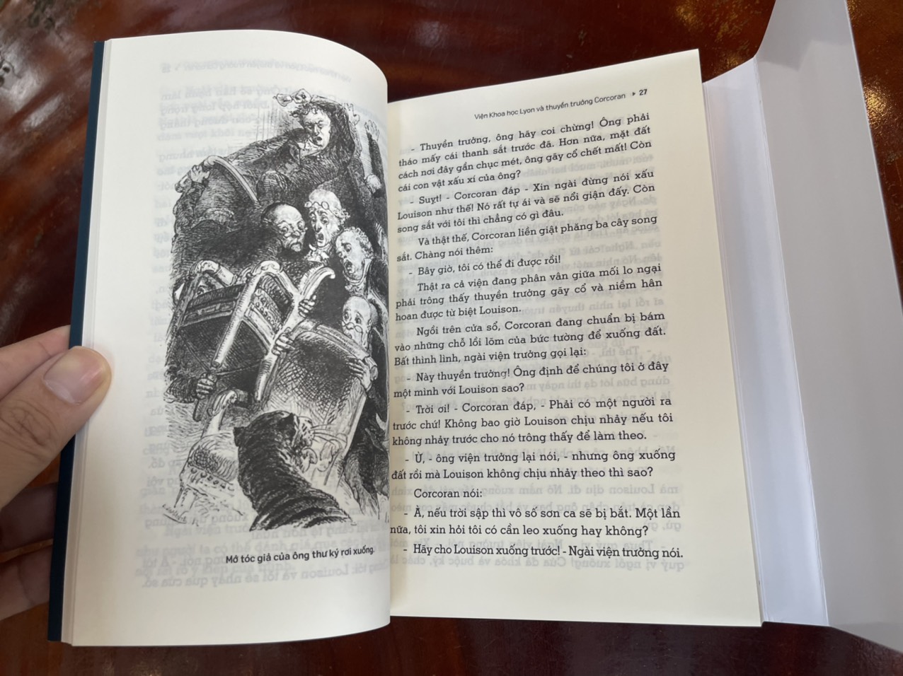 (Tủ sách Đời người) (Có hình minh họa)  CUỘC PHIÊU LƯU CỦA THUYỀN TRƯỞNG CORCORAN - Alfred Assollant – Mai Hương dịch – Omegaplus - NXB Văn Học (Bìa mềm)