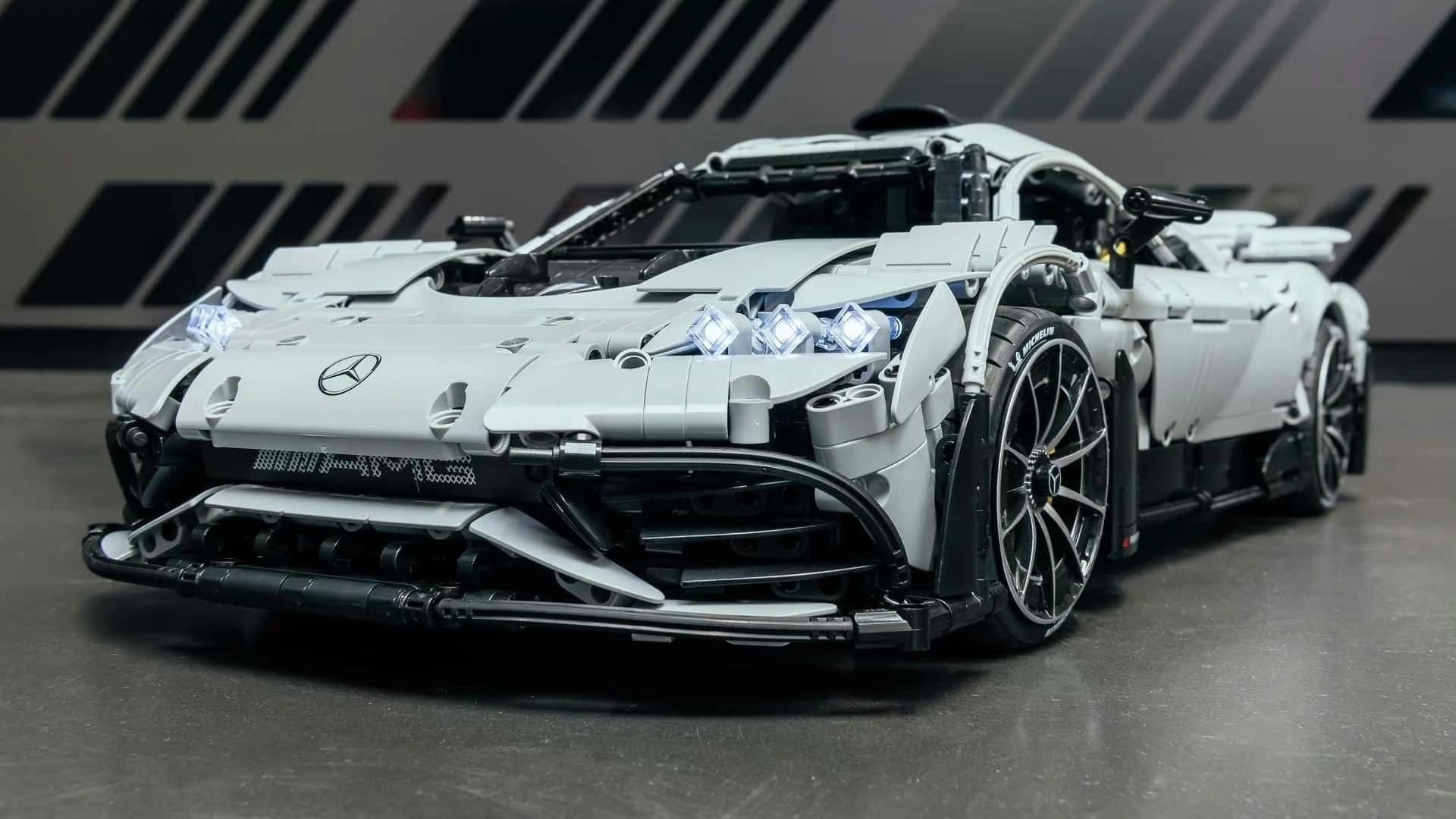 Đồ Chơi Lắp Ráp  điều khiển từ xa Siêu Xe Mercedes-AMG – CADA C61503W tỷ lệ 1:8 full RC có động cơ và tay điều khiển