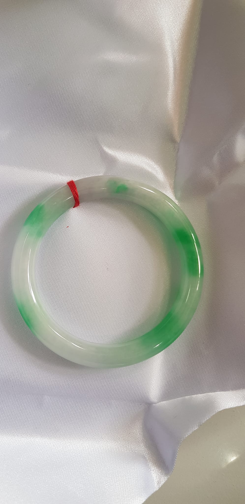 Vòng tay nữ đá Cẩm Thạch tự nhiên mới TR LÝ IC 51mm x chột 8mm Vòng màu trắng xanh lý vân bóng đều đẹp nữ 50kg - 54kg đeo ạ