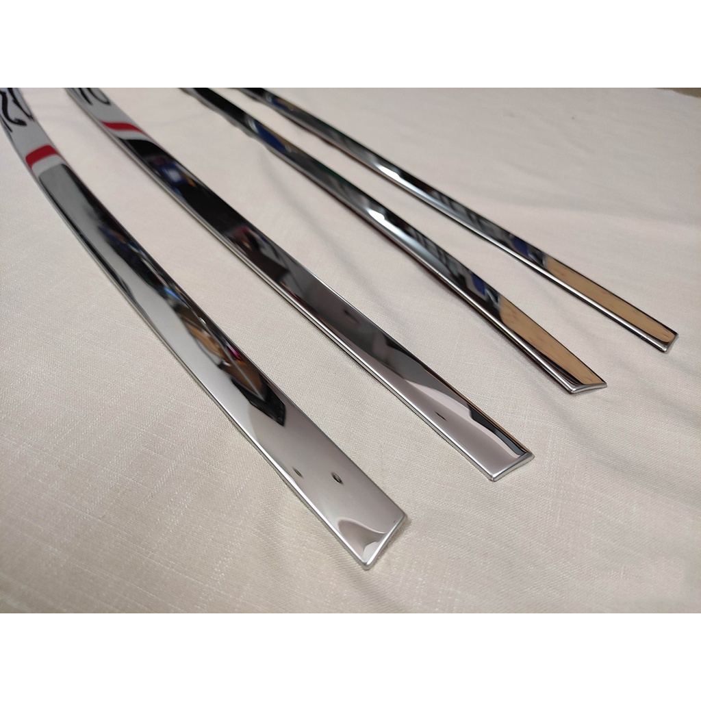 Viền cong kính, Nẹp chân kính inox xe Toyota Raize 2021 2022 2023 Hàng inox cao cấp