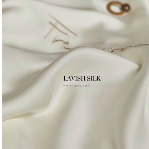 Trọn Bộ Ga Gối Lụa Kèm Chăn Sẵn Ruột + Tặng Bộ Quà Tặng Lavish Silk Cao Cấp - Trắng Mix Nâu