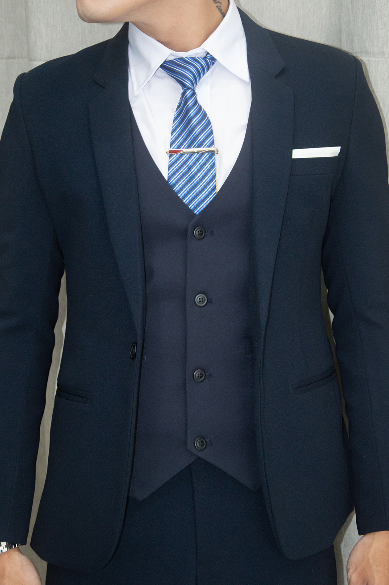 Bộ vest nam 1 nút và gile ôm body màu xanh đen chất liệu vải co dãn thoáng mát